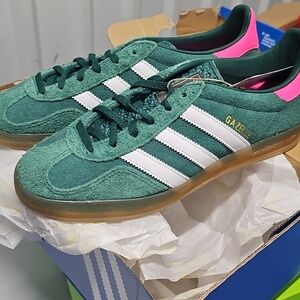 BNWT Adidas Gazelle Women’s Teal Suede Sneakers with Pink Heel
